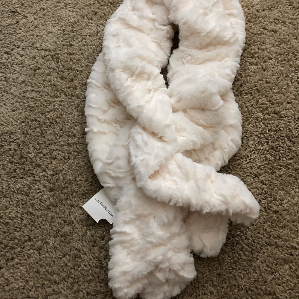 Beautiful brand new white fluffy scarf